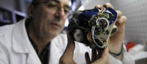 Recipient of the first articifical heart dies 75 days after transplant