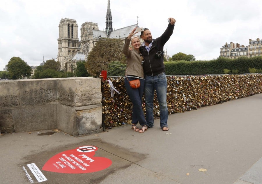Paris takes to Twitter to stop tourists from breaking their bridges with “Locks of Love”