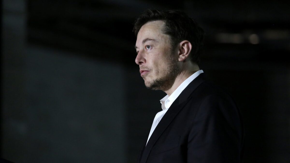 Elon Musk, patron de Tesla, pris dans une tempête médiatique et judiciaire