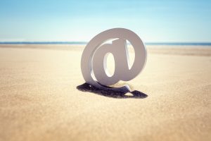 #FrenchTechFriday: Warm up your cold emails with Lemlist beach email