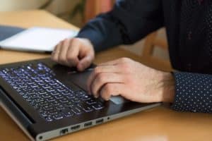 La France, elle aussi, tire son épingle du jeu dans ce secteur en pleine ébullition. La legaltech Predictive a levé 5 millions d’euros en novembre dernier pour déployer sa solution de justice prédictive auprès des avocats inscrits au barreau de Paris. C’est moins que Doctrine.fr, le “Google du droit” français, qui levait 10 millions d’euros en juin dernier auprès d’Otium et de Xavier Niel. A elle seule, la startup fondée par Nicolas Bustamante représentait en 2018 près de 40% des fonds levés par les legaltechs françaises, selon le Baromètre des legaltechs réalisé pour le site Actualités du droit en partenariat avec Maddyness. Quant à Legaltstart, une autre startup emblématique de la legaltech hexagonale, elle bouclait en mars dernier une opération record avec 15 millions d’euros levés auprès du fonds français ISAI. C’est peu dire que la digitalisation du droit représente un marché prometteur pour les investisseurs, même si de nombreux obstacles freinent encore l’élan des startups françaises. Pas moins de 33,3% des jeunes pousses interrogées dans le cadre du baromètre estimaient ainsi leur développement entravé par des freins réglementaires.