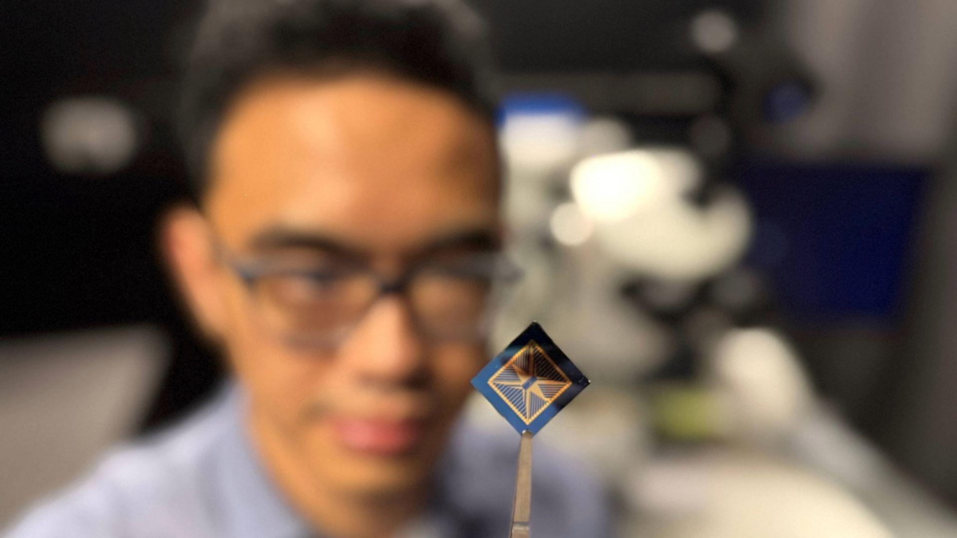 The gadget recognizes hand gestures, retains information, and processes data similarly to a human brain, without relying on an external computer.