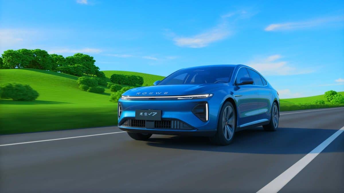 “We Can Drive 1,274 Miles Without Stopping For Gas”: Chinese Automaker Unveils Hybrid EV That Obliterates Range Records With Revolutionary Technology Illustration of the Roewe M7 hybrid EV designed by Josef Kaban with a focus on long-distance travel capabilities.