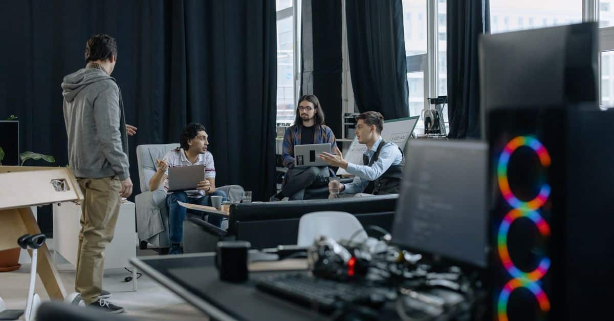 La start-up d’analyse de données Dataiku lève 101 millions $ technology startup team office