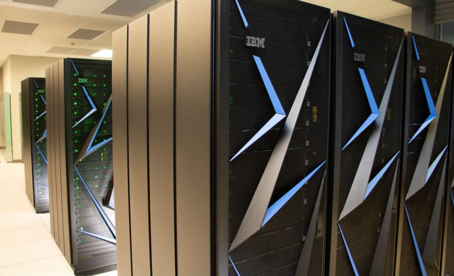 IBM met en service un supercalculateur dédié à l’IA