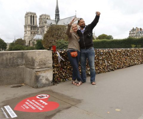 Paris takes to Twitter to stop tourists from breaking their bridges with “Locks of Love”