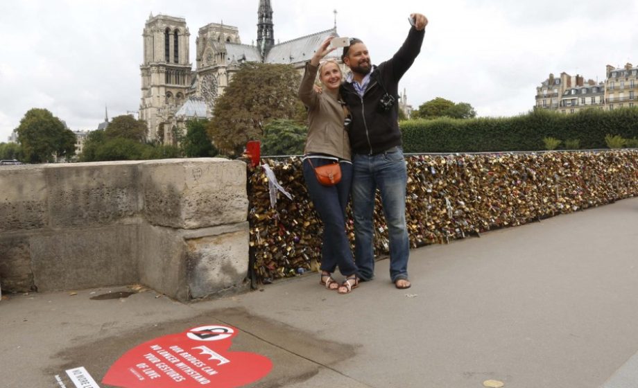Paris takes to Twitter to stop tourists from breaking their bridges with “Locks of Love”