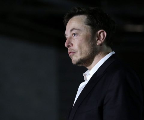 Elon Musk, patron de Tesla, pris dans une tempête médiatique et judiciaire