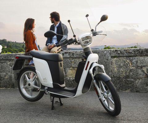 Un scooter électrique, léger, rapide, pratique – urbain !