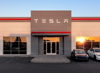Tesla accusé par les autorités US de mentir sur sa conduite autonome