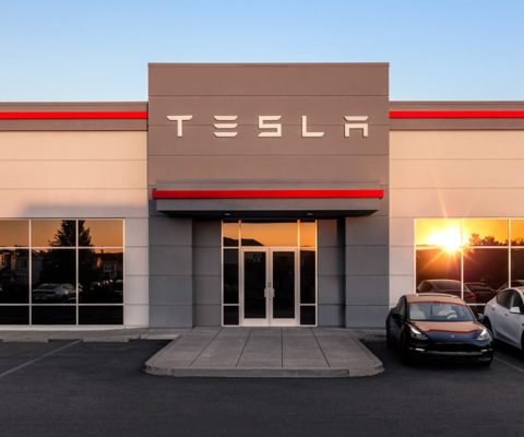 Tesla accusé par les autorités US de mentir sur sa conduite autonome